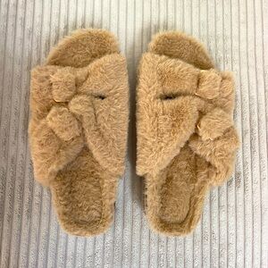 NWT Camel Super Soft Sherpa Furry Fuzzy Buckle Slide Sandals Slippers